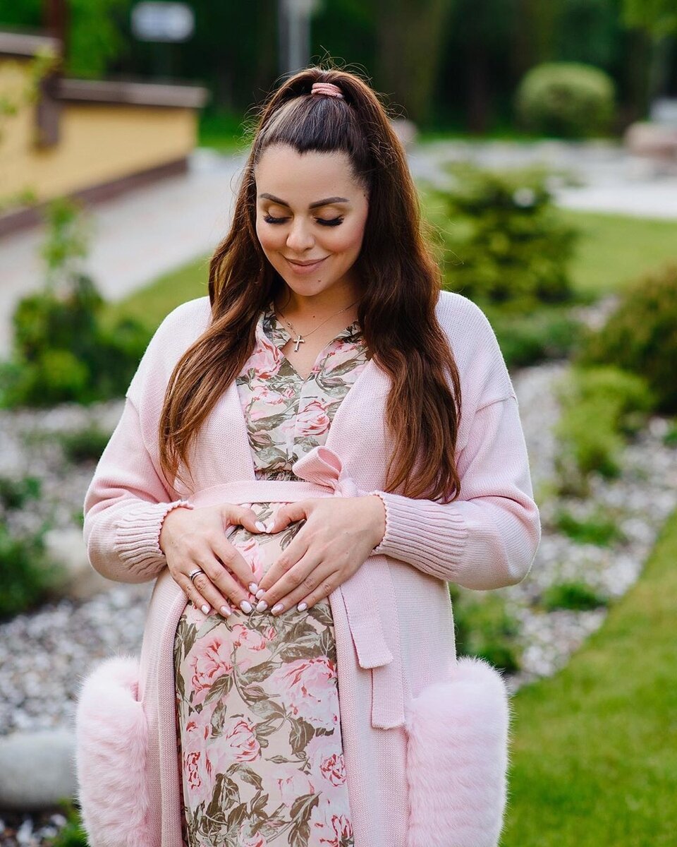 Оле удалось немного прогуляться перед схватками 
​Фото: «Инстаграм»
