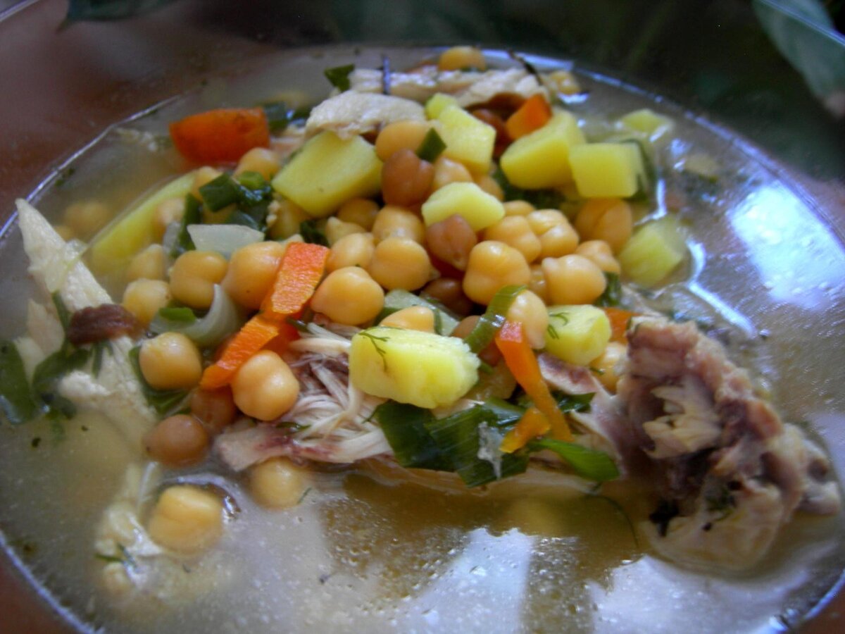 Суп из нута с копченостями.