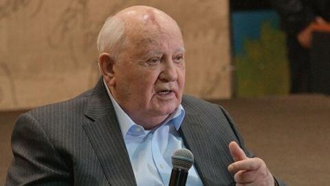 Горбачев мог, как минимум, выставить условия, не говоря уже о том, что мог выступить против и потребовать нейтрального статуса для новой Германии. Но он уже встал на путь геополитической капитуляции и, видимо, интересовался получением Нобелевской премии мира больше, чем национальными интересами страны.