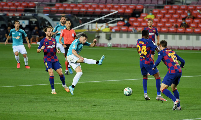 Бывший игрок "Барселоны" Арнаис забивает открывает счет в матче "Барселона" - "Осасуна". 