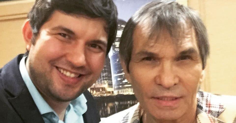 Взято из https://letidor.ru/novosti/71-letnii-prodyuser-bari-alibasov-vpervye-stal-dedushkoi-12-02-2019.htm