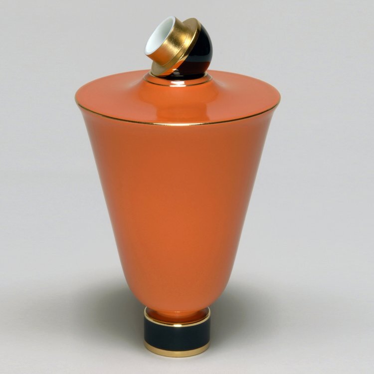 Севр, ваза с крышкой №3, фарфор, золочение, дизайнер - Эмиль-Жак Рульманн, 1926. Высота 22,5 см, диаметр - 24,5 см. Архивы Севрской мануфактуры,  Официальный сайт - www.sevresciteceramique.fr