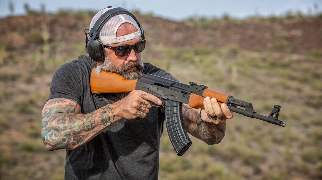 Ак 47 в сша. Ака какой человек. Надпись на автомате калашникова. Ака какой человек. Fn fal во вьетнаме.