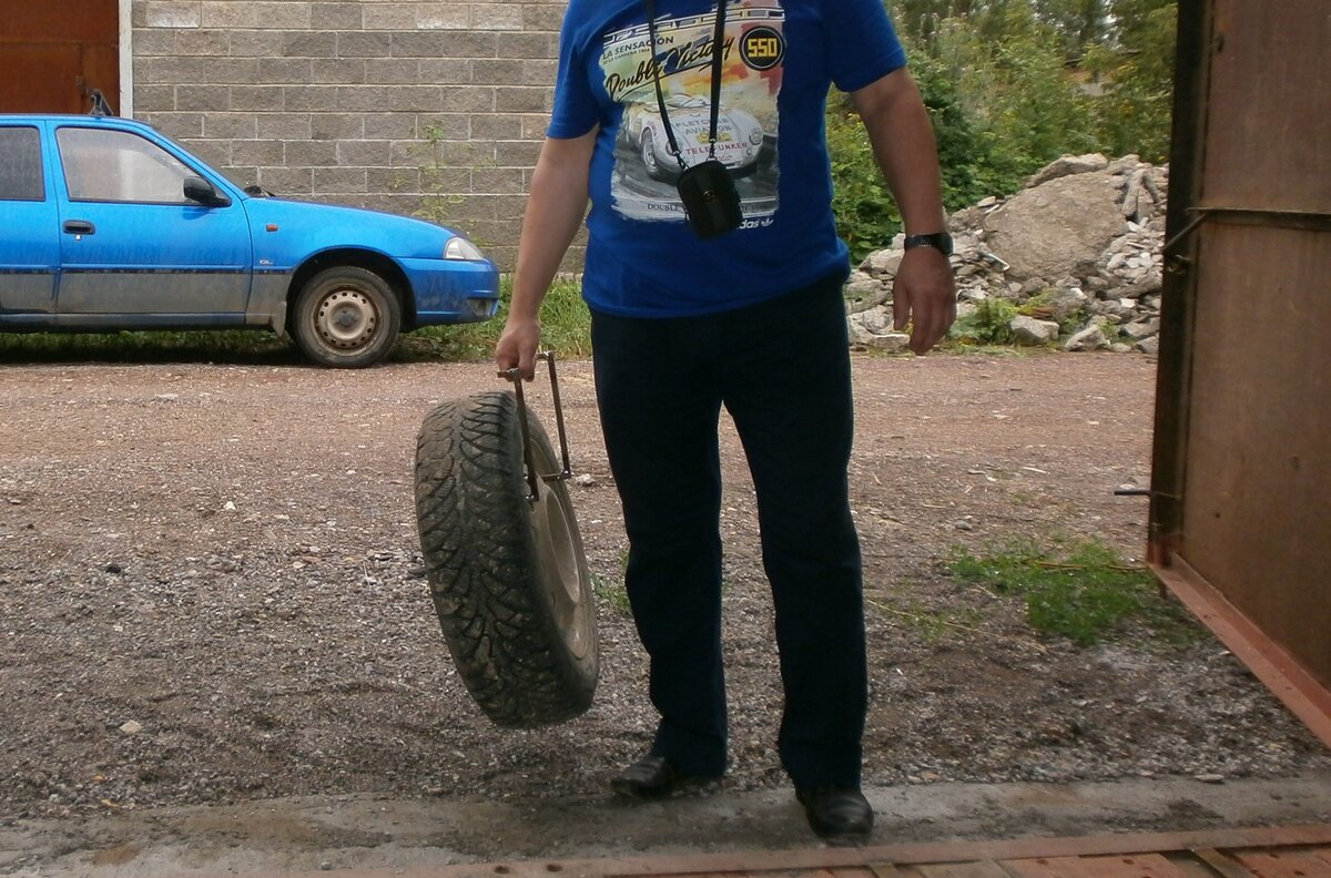 Зацепил за отверстия в диске и вперёд. Очень удобно и чистенько.