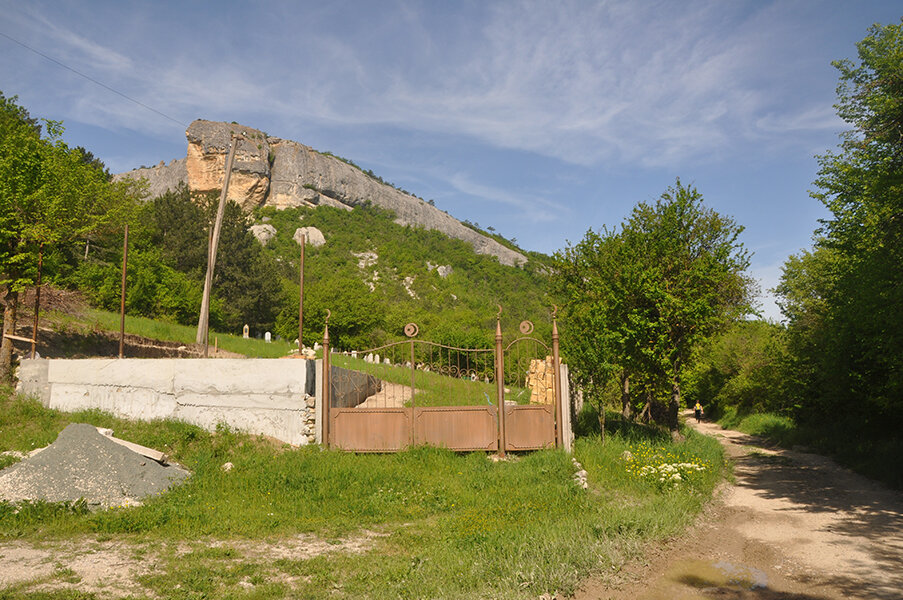 гора Кызыл бурун, мусульманское кладбище и хорошая грунтовая дорога