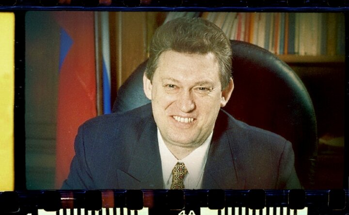 В 1990-х он был председателем российского Совета Федерации и одним из ближайших соратников Бориса Ельцина. Россияне запомнили Владимира Шумейко как одного из самых улыбчивых политиков – на фотографиях (как официальных, так и сделанных репортёрами)  его можно было увидеть с неизменной голливудской улыбкой.