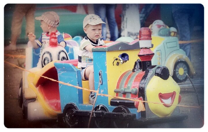 Одна из главных тем обсуждения российскими родителями этим летом – финансовая поддержка со стороны государства или «детские выплаты». Власти решили протянуть руку помощи мамам и папам детсадовцев и школьников до 16-ти. 