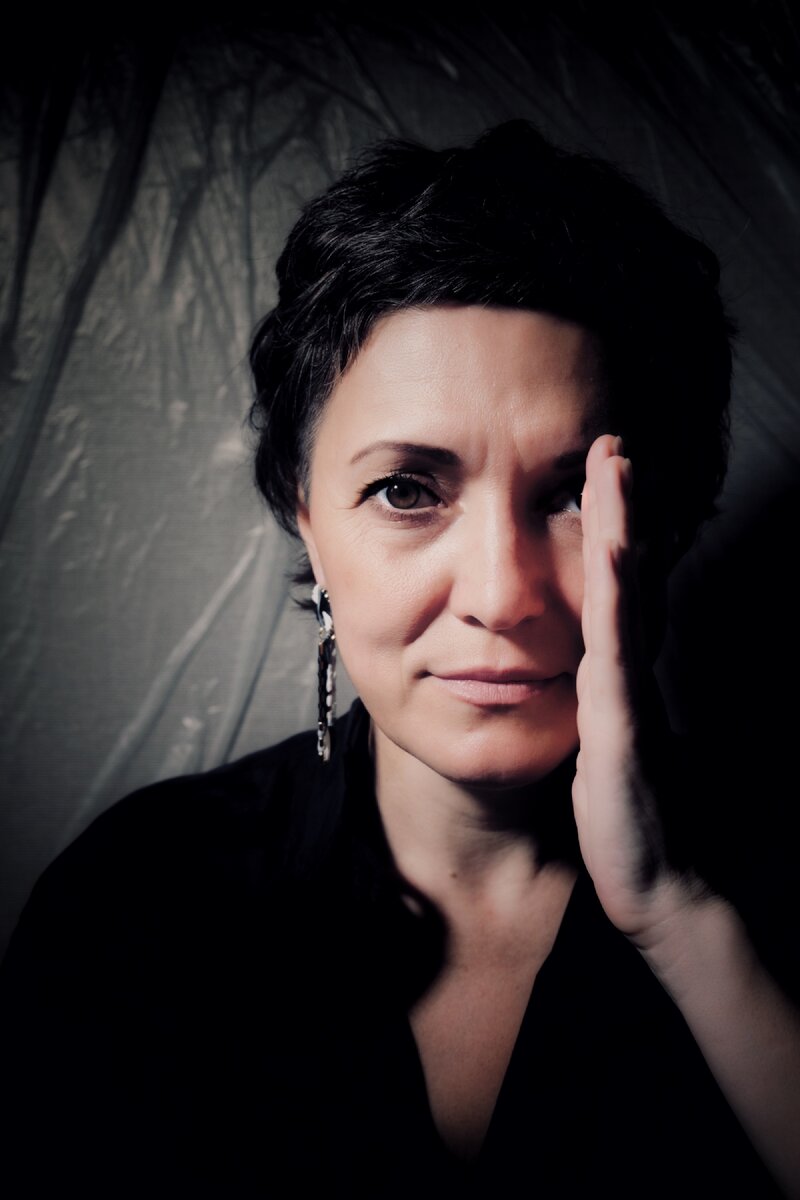 Надеюсь, вы уже не испытываете иллюзии, что кризис вот-вот закончится и все вернется на круги своя? 
И дело не только в пандемии и её последствиях. Человечество вошло в стадию Четвёртой промышленной революции. Мир уже никогда не будет прежним. 

Что это значит? 
Неуправляемый рост, непрерывные изменения, смена социальной парадигмы и культурного кода, смещение акцента с продукта на услуги, массовый переход от конкуренции к коллаборации, рост неопределенности и невозможность спрогнозировать. 

Чем это нам грозит? 
Высок риск возникновения структурной безработицы: незанятые люди не смогут найти работу.

Безусловно, развивающиеся сферы потребуют создания новых рабочих мест. Но большинство вакансий будет требовать навыков, которые сложно ожидать от нынешних специалистов.
Историк, автор всемирного бестселлера «Sapiens. Краткая история человечества» Юваль Ной Харари назвал это явление возникновением «бесполезного класса». 
Эти «новые безработные» обладают образованием того или иного уровня, они уже нашли себя в профессии, которая была востребована экономикой и обществом. Но в связи со структурными изменениями в экономике их навыки больше не нужны, а открывающиеся вакансии требуют знаний и навыков, которыми новые безработные не обладают.

Но самое важное — что у людей, уволенных с рабочих мест, которые ориентированы на выполнение рутинных задач, нет главного для «новой реальности» навыка — адаптивности, антихрупкости. Система образования, родители и общество готовили их к выполнению привычной работы и продвижению по линейной карьере, но внезапно они оказываются в ситуации, когда требуются не просто новые навыки, а буквально новое отношение к жизни.

Есть ли решение? 
Как не стать «лишним человеком»? 

Решение есть, и оно кроется в самой проблеме - нужно развивать в себе softskills, те самые «мягкие навыки», которые обеспечат способность решать любую возникающую проблему, учиться и переучиваться, находить нестандартные решения, качественно коммуницировать, и в результате - быть востребованным при любой ситуации на рынке труда. 

Каждый из нас понимает - невозможно человека изменить, невозможно человека чему-либо научить, если он сам этого не захочет. Нужны собственные действия, чтобы изменить жизнь и выйти на новый уровень. Важно постоянно осваивать новые soft skills, чтобы не стать частью «бесполезного класса». 

Tomato Academy soft skills – ваш надежный проводник в мире soft skills. 

#ЗульфияХаликова
#Softskills
#Lifemanagement 
