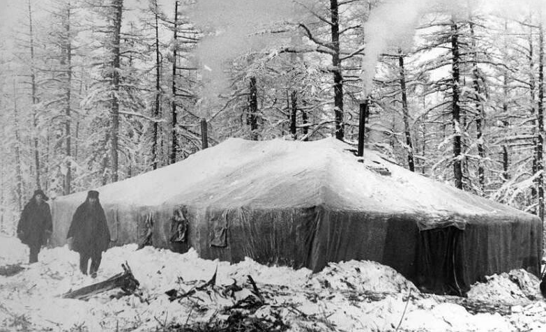 Лагерь геологов в зимней тайге, 1956 год. Фото "Якутия сегодня"