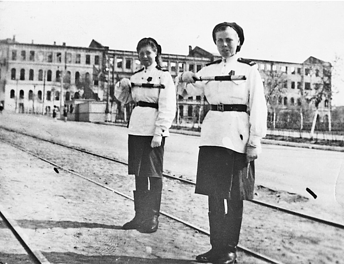 Курск, Красная площадь, 1949 год. Регулировщицы в парадной форме.