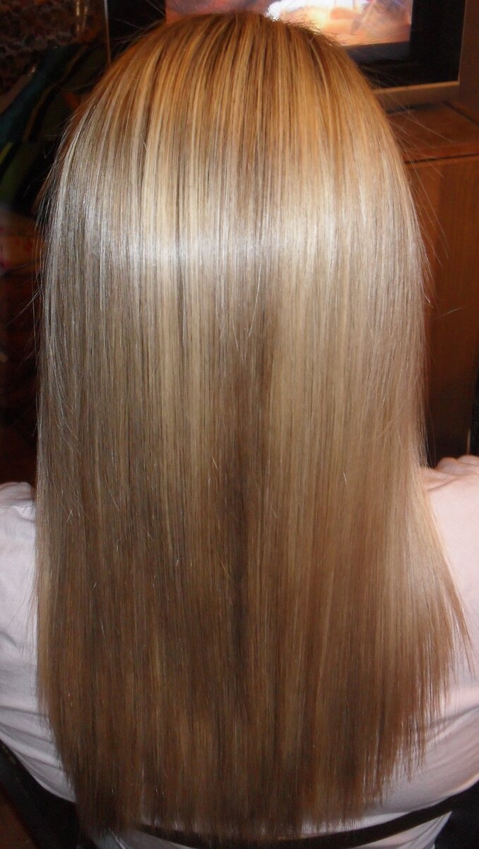 Волосы после кератинового выпрямления  выглядят здоровыми и блестят.