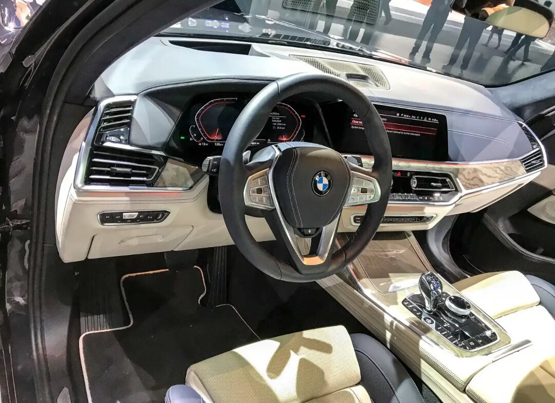 Компания BMW планирует выпускать авто оснащенной полной комплектацией, цена приэтом будет будет без дополнительных опций, но чтобы воспользоваться дополнительными опциями придется оформить подписку...-2