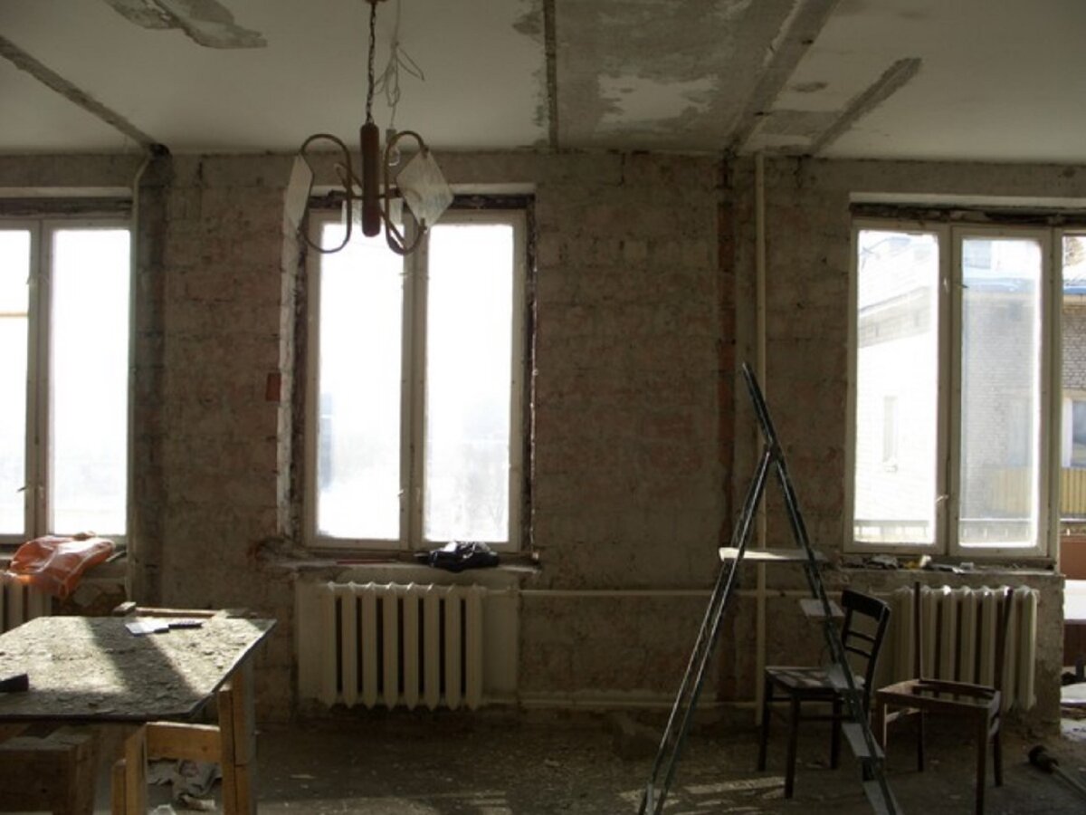 Обустройство проема в перекрытиях — это очень серьезная перепланировка, требующая укрепления перекрытий. Вся остальная часть квартиры тоже претерпит существенные изменения.