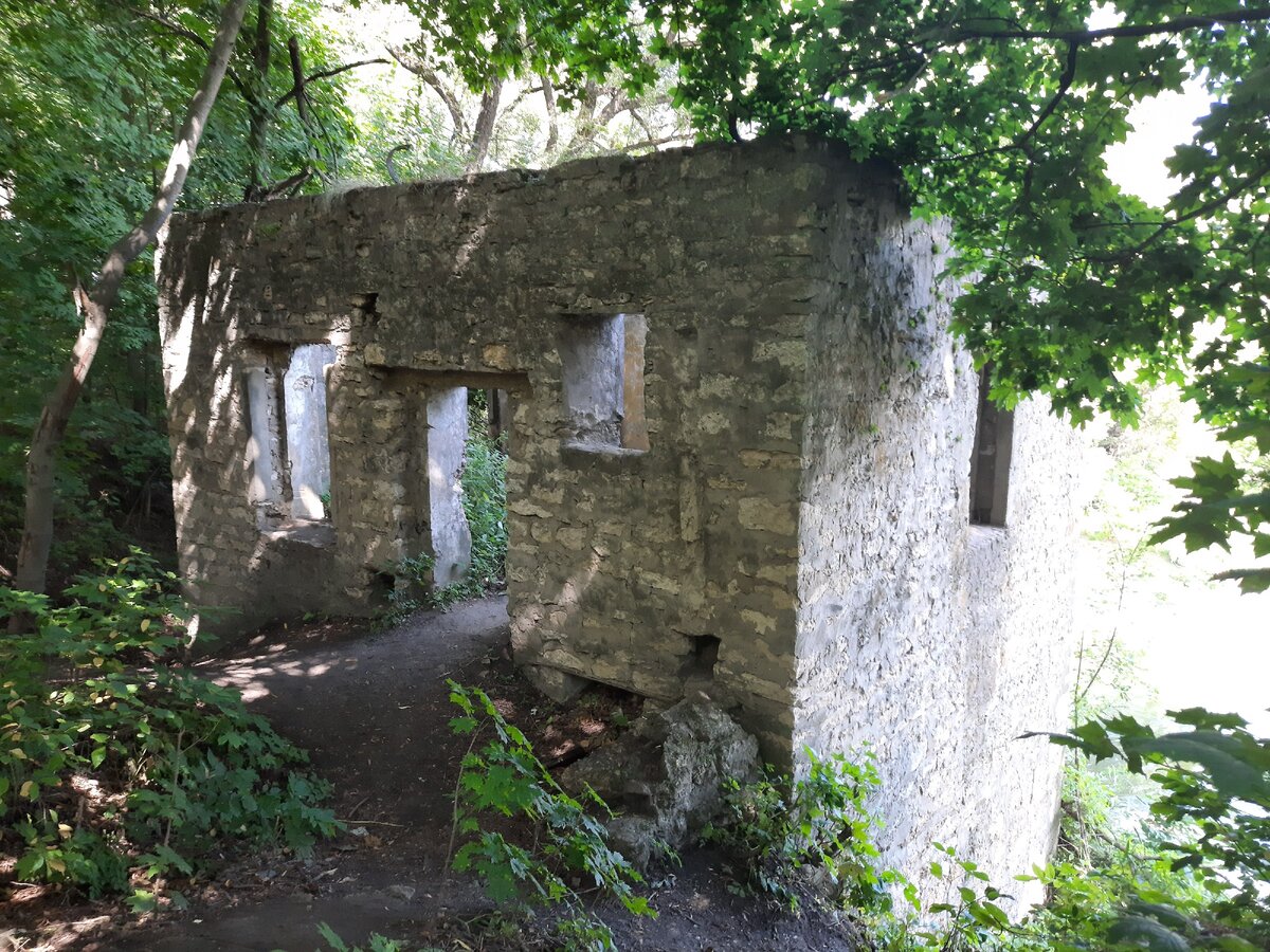 Вход в машинный зал "Кураповская ГЭС". Фото автора.