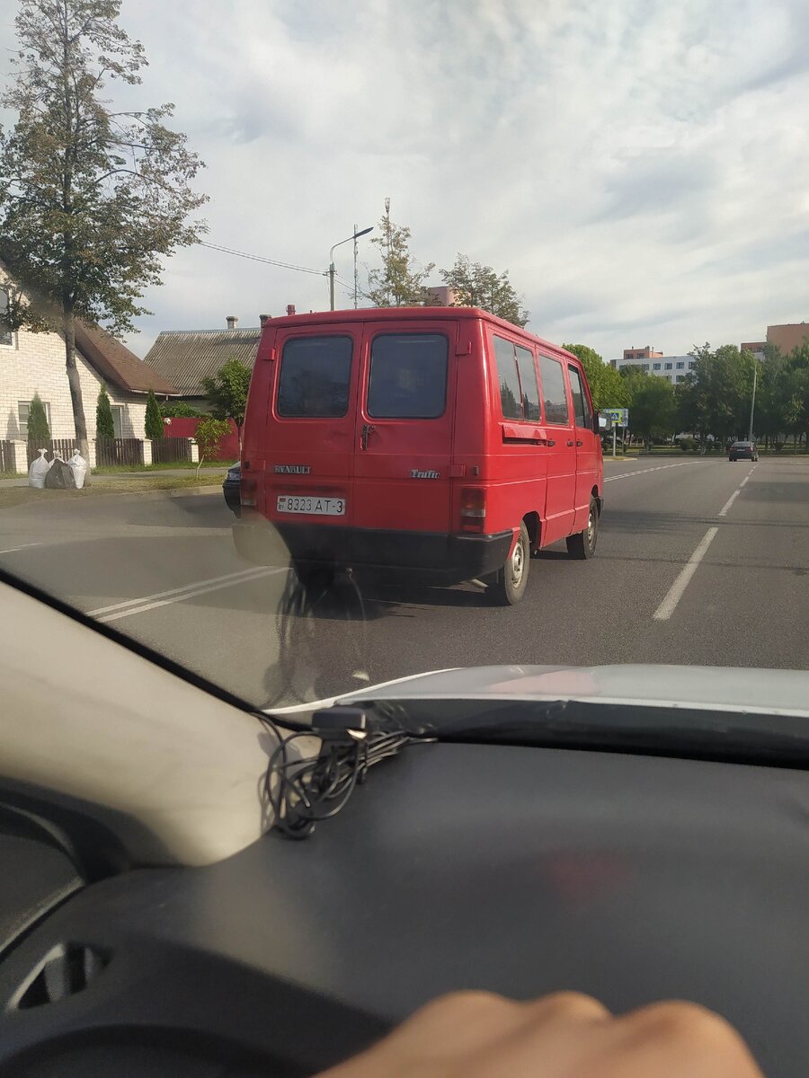 Еду по крайней правой, но виднеются и другие полосы