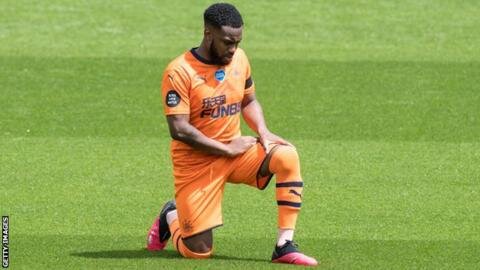 Роуз встает на колено перед матчем "Ньюкасла" с "Уотфордом"