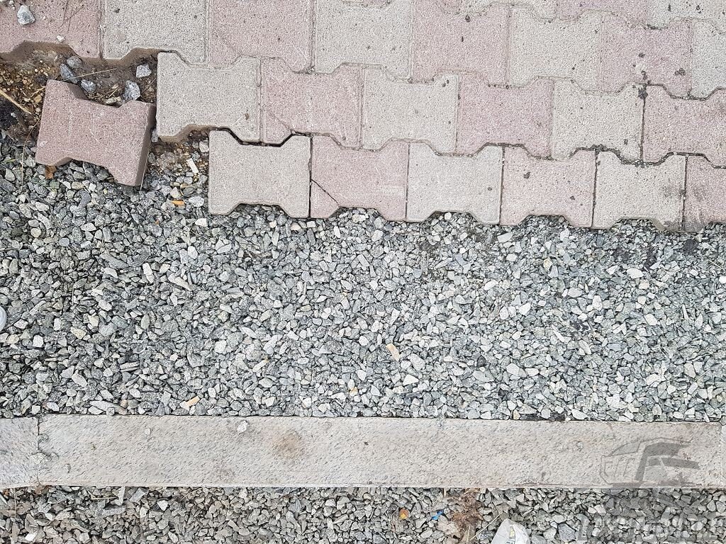 При желании, уложить плитку можно и на мелкий щебень