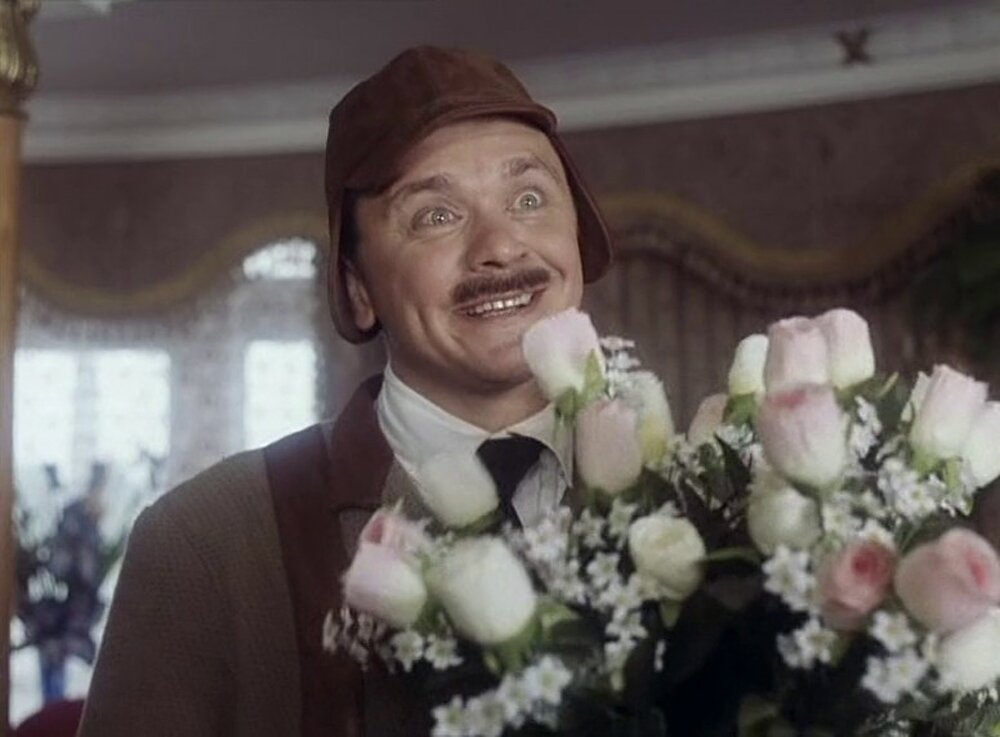 Бывший штабс-капитан военной разведки Пантелеймон Суматохин, тяжело контуженный на русско-японской войне. в результате чего на время потерял слух и зрение. Слух и зрение со временем востановились, но умственные  способности приобрели новые качества. Поведение у него стало, как у "контуженного", но появился необыкновенный дар предвидения. Исп. Сергей Габриэлян.