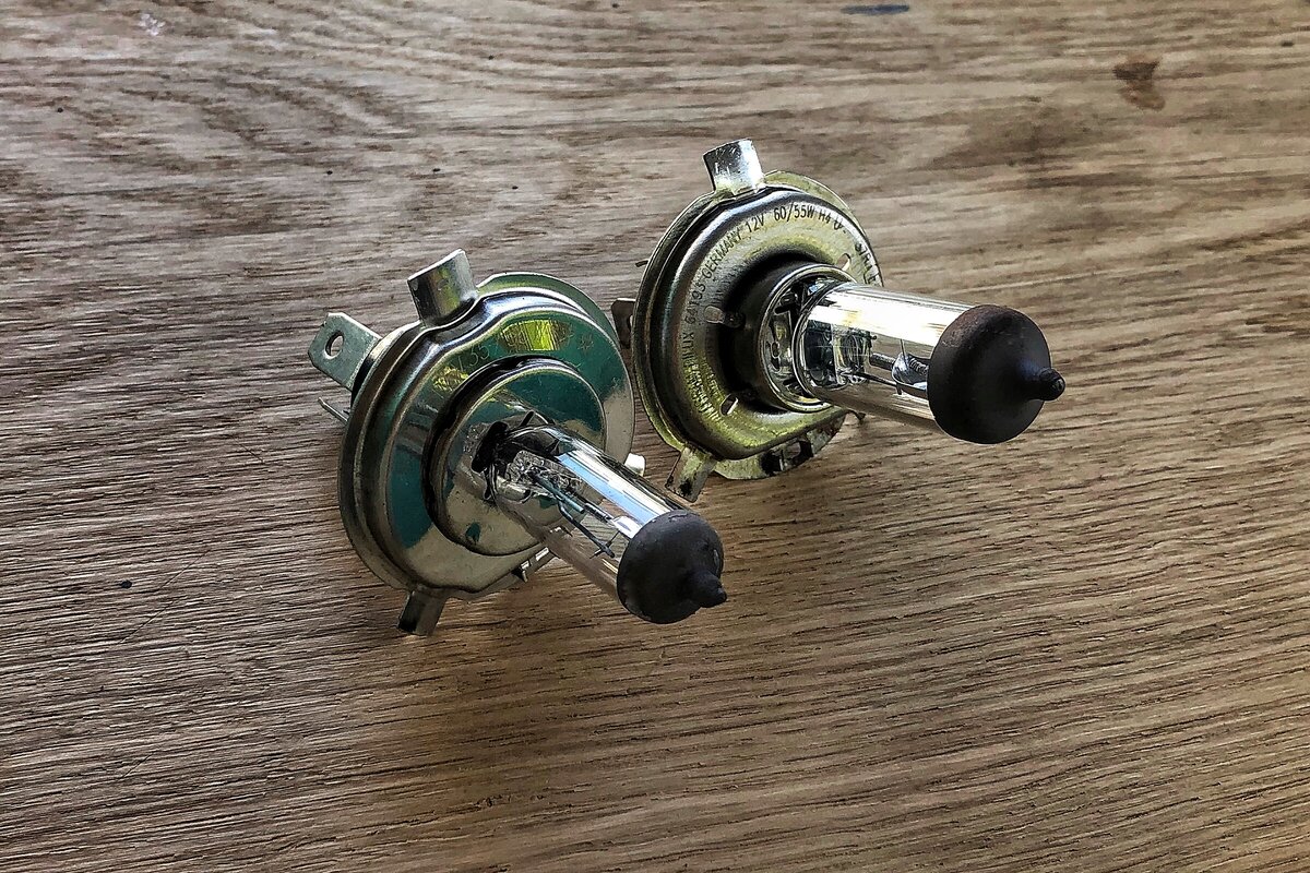 Слева лампочка на 35 Ватт, справа на 60 Ватт, она нам и пригодится. 