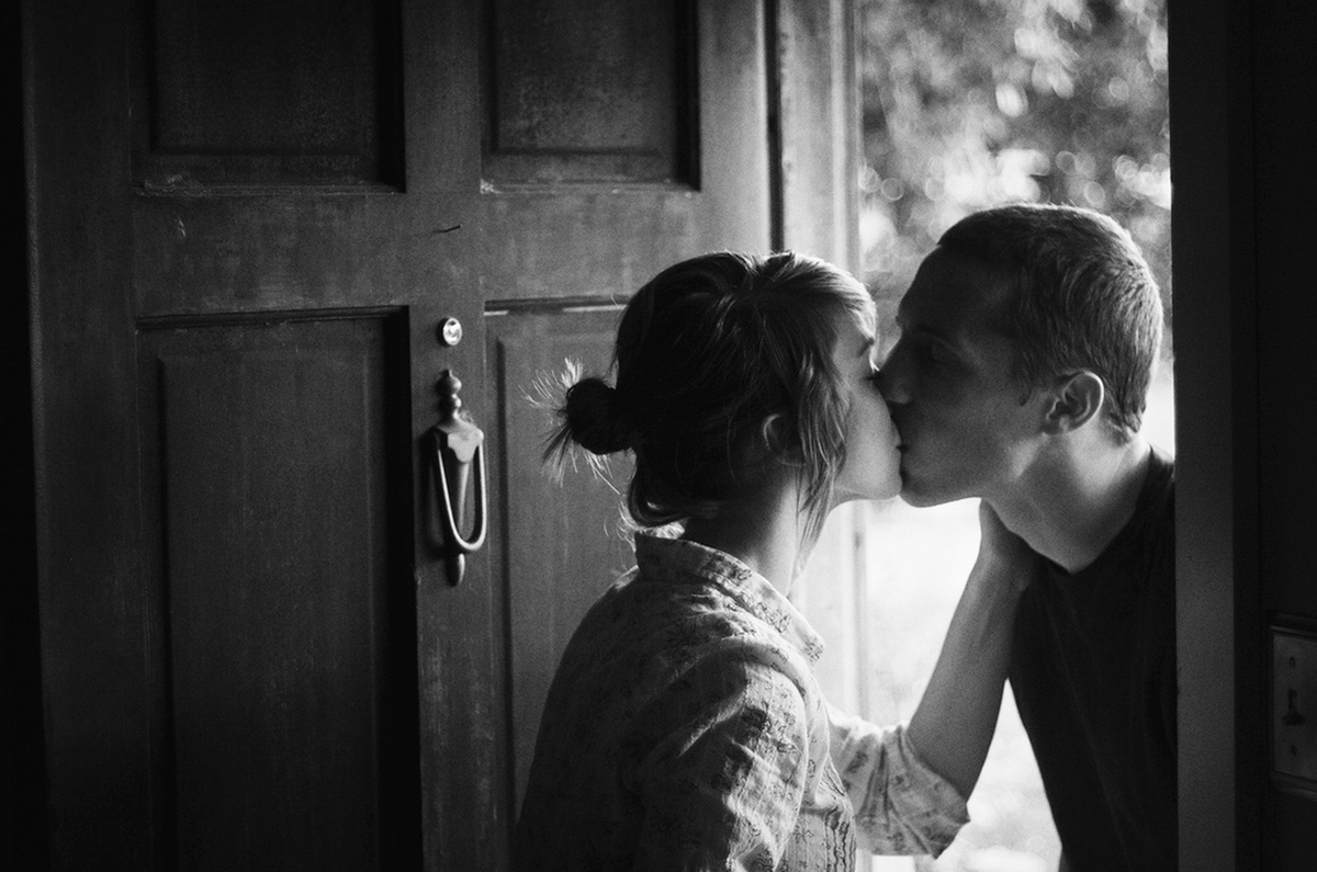 Мужчина встречает девушку. Поцелуй у двери. Мужчина и женщина на пороге. Девушка провожает парня. Поцелуй на пороге.