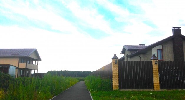  
	В коттеджном поселке «Иннола Парк» открываются продажи в третьей очереди проекта. «Пандемия и режим самоизоляции напрямую не повлияли на уровень продаж, — рассказывает Святослав Филиппов. — Разве что интерес вырос, чаще стали звонить и приезжать будущие клиенты. У нас покупают в основном те, кто давно сделал выбор, сравнил набор опций с соседними проектами, дождался высокого уровня готовности сетей и благоустройства»  http://vprigorode.ru/news/2020-07-23/tretiy_park
#Аннинское #ИннолаПарк #коттедж #Синочкин #новостинедвижимости 

