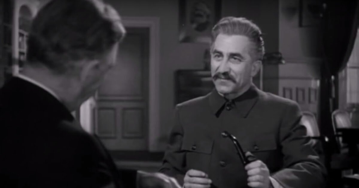 Кадр из к/ф Миссия в Москву. Ну очень добрый Сталин, Играет его Американский актёр.
