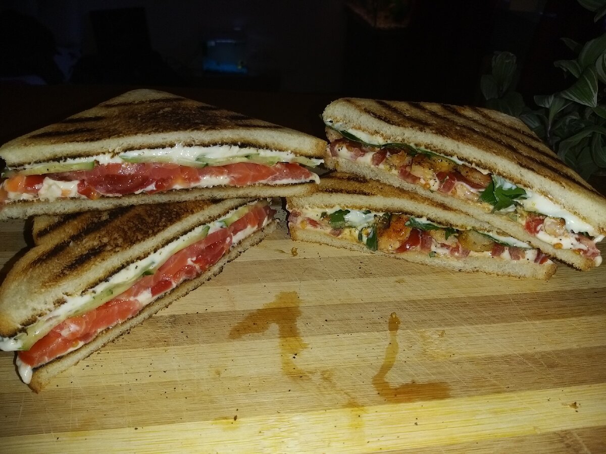 Нам потребуется для сэндвича: - белый хлеб для сэндвичей (2 шт. на 1 сэндвич);
- плавленый сыр (желательно сливочный);
- креветки (200 грамм на 1 сэндвич);
- свежий помидор (1 шт. на 1 сэндвич);
- зелень по вкусу (я брала петрушку).
