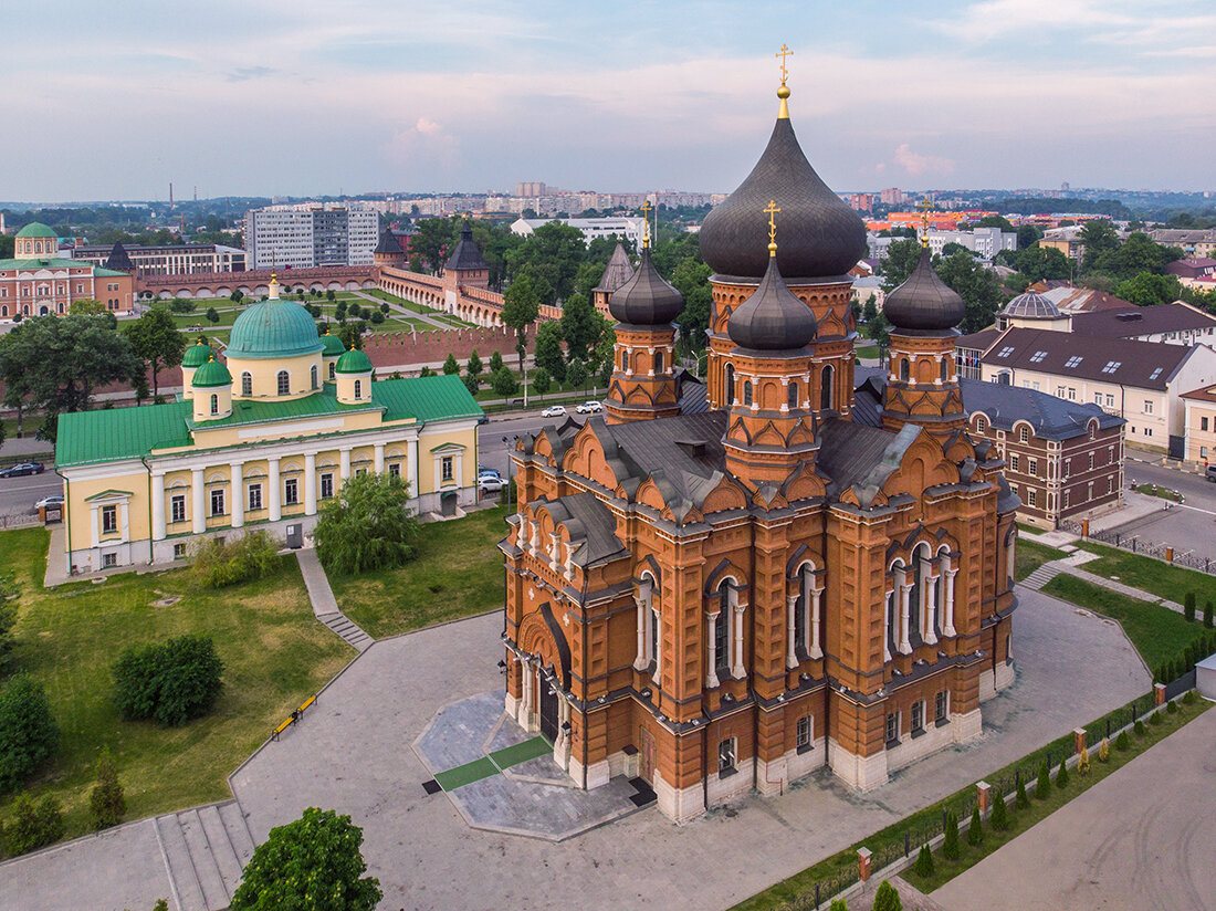 Тула это. Успенский собор Тула. Тула Успенский собор в центре города. Успенский собор в Туле служба. Успенский кафедральный собор Тула подсветка.