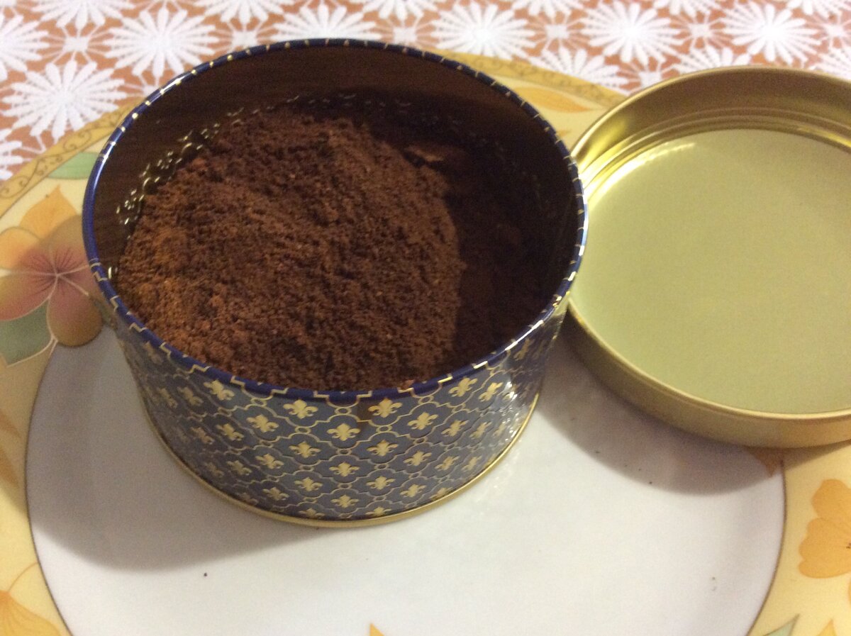 Нашла красивую металлическую баночку из под подарочного чая. Запах чая давно улетучился. И пересыпала в неё кофе.