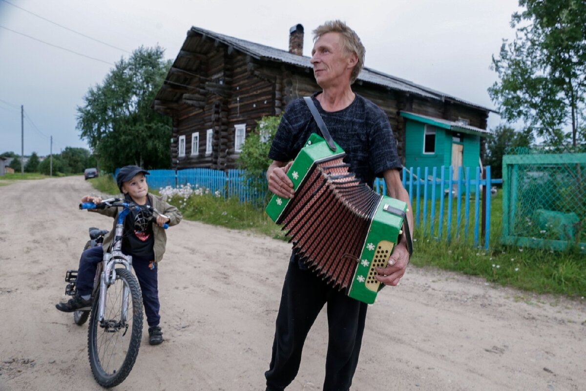 Эх давай. Сельский гармонист. Деревенский баянист. Гармонист в деревне. Баянист в деревне.