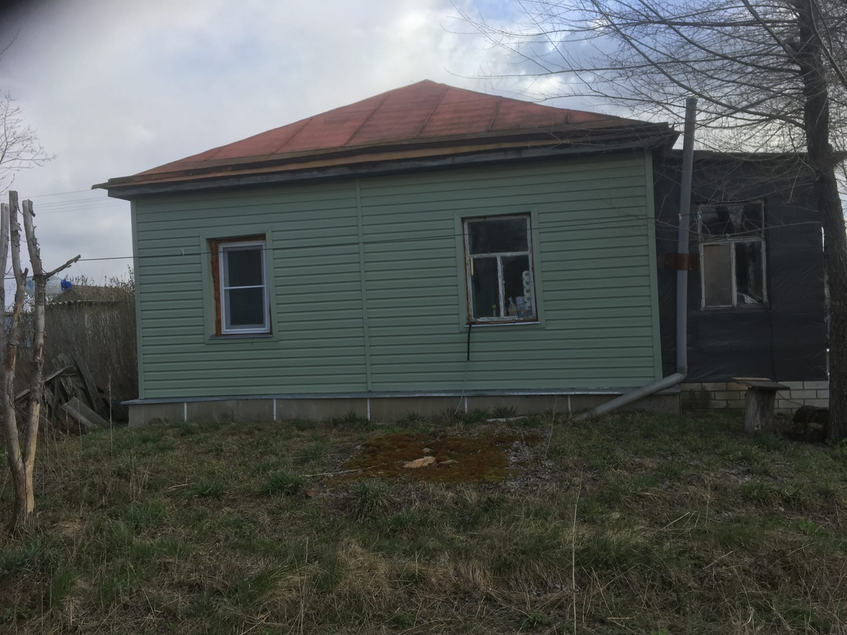 Новое пластиковое окно - единственное открывающееся окно в доме. Участок мха- скрытая под крышкой канализация.