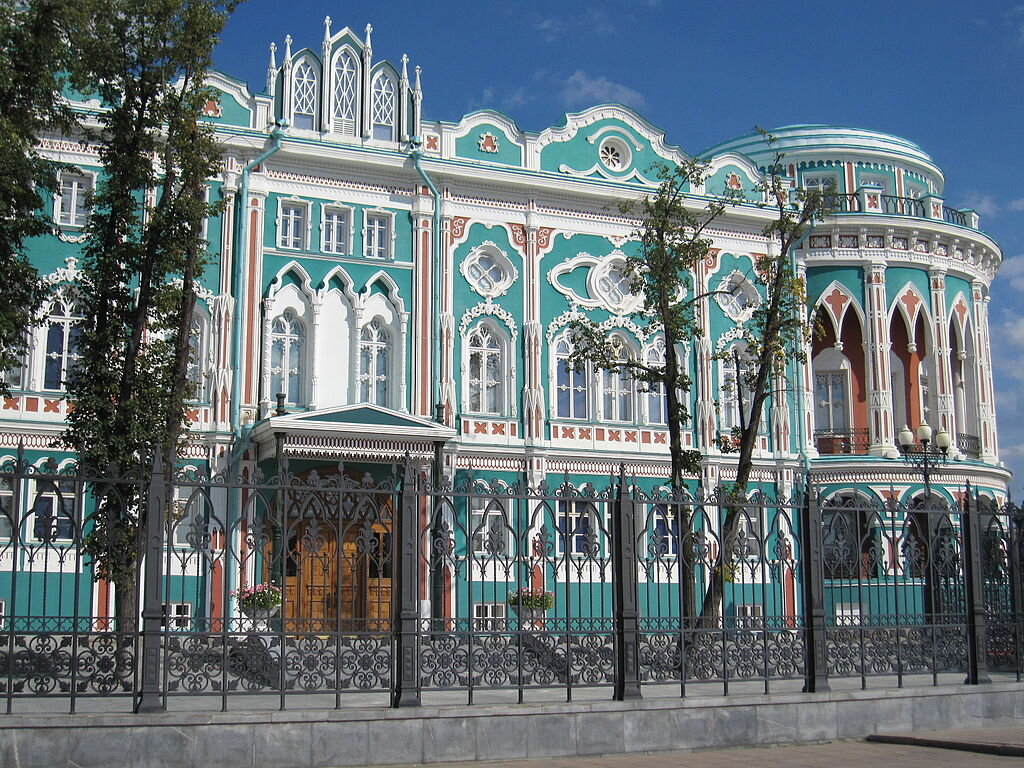 Екатеринбургские здания. Дом Севастьянова Екатеринбург. Дом Севастьянова Екатеринбург архитектура. Особняк купца Севастьянова. Екатеринбург особняк купца Севастьянова.