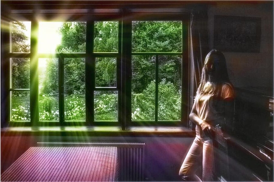 Настя у окна. 