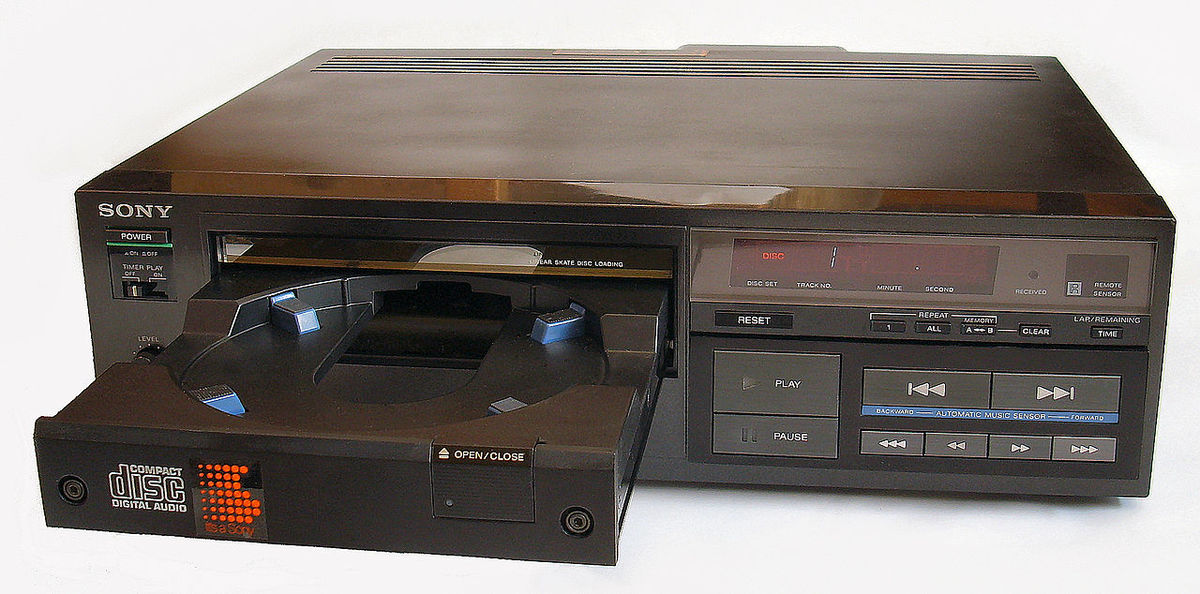 Sony CDP-101 был выпущен в 1982 в Японии. 
