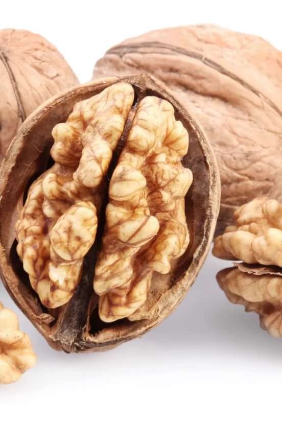 Закрепление иммунитета. Тем более нужно есть грецкие орешки осенью и весной во время авитаминоза.
Понижение рисков появления анемии. Минералы увеличивают гемоглобин, спасибо чему есть вероятность освободиться и от уже имеющегося болезни.
Закрепление стен сосудов и налаживание работы сердечной мускулы.
Пуск работы кишечного тракта.
Совершенствование работы мозга, обеспечивание энергией и бодростью.