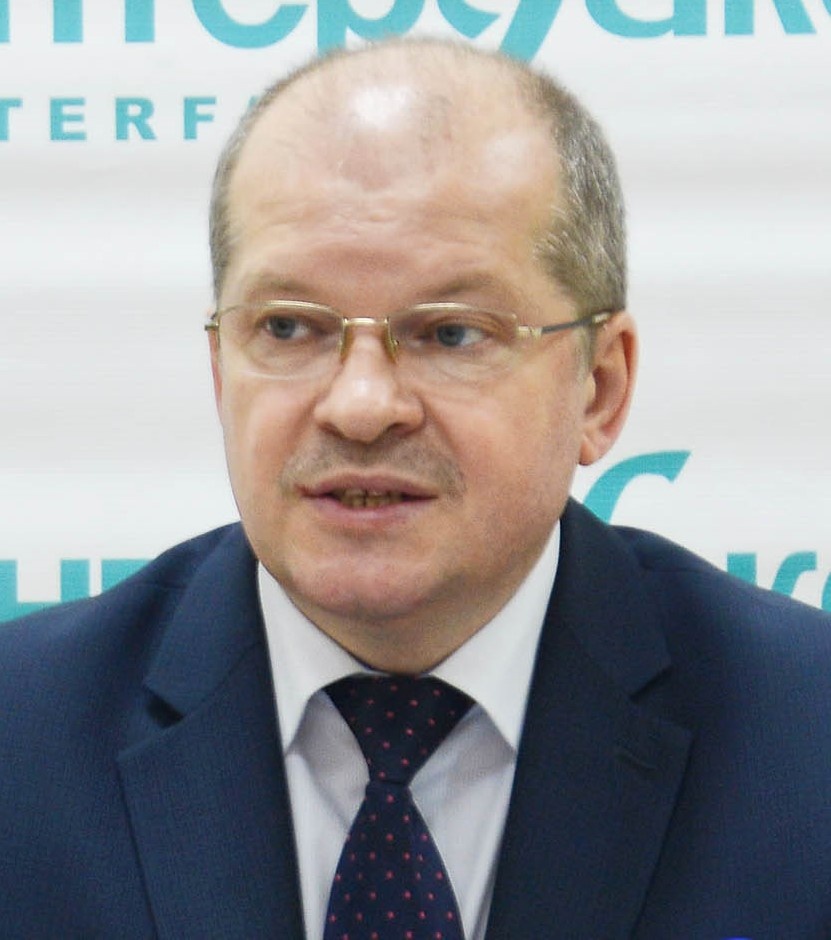    Александр Аникеев, министр образования и науки региона:   - Мы не будем уменьшать численность детей в классах. Это, по-моему, абсурд и невозможно с точки зрения оплаты труда учителей. Но отменить временно кабинетную систему мы рекомендуем. Тем более что в последнее время эта система утрачивает свое значение. Конечно же, есть предметы, которые трудно провести без использования кабинета. Например, уроки информатики, технологии или уроки физики и химии, где надо проводить опыты. Но если это будет не лабораторная работа, а просто демонстрация опытов, то учитель может принести необходимые предметы в класс. 