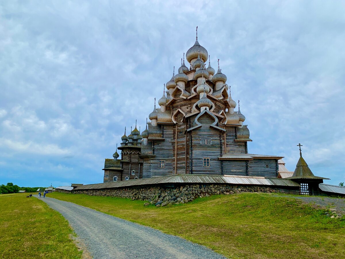 Kizhi island. Кижский Погост храмы Карелии. Архитектурный ансамбль Кижского погоста. Архитектурный ансамбль Кижского погоста Преображенская Церковь. Музей-заповедник «Кижи», Церковь Преображения.