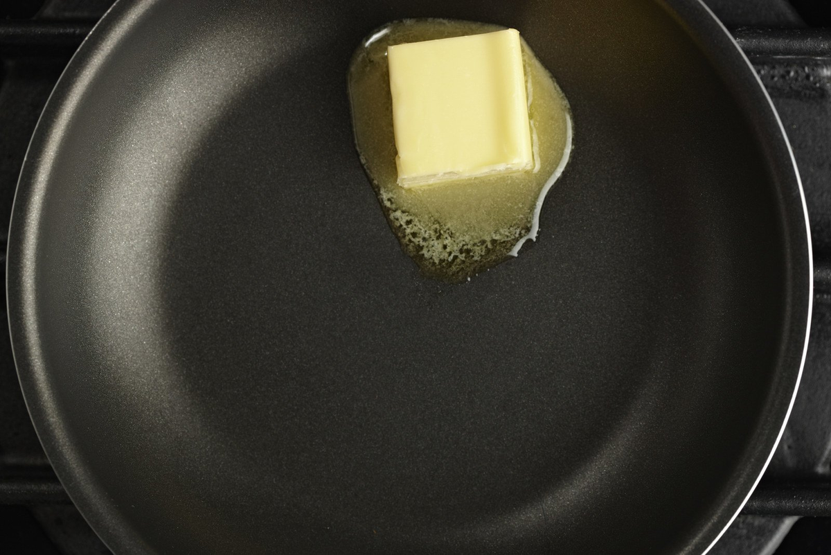 Жарка на сливочном масле. Сковородка с маслом. Масло на сковороде. Сливочное масло на сковороде. Растопленное сливочное масло.