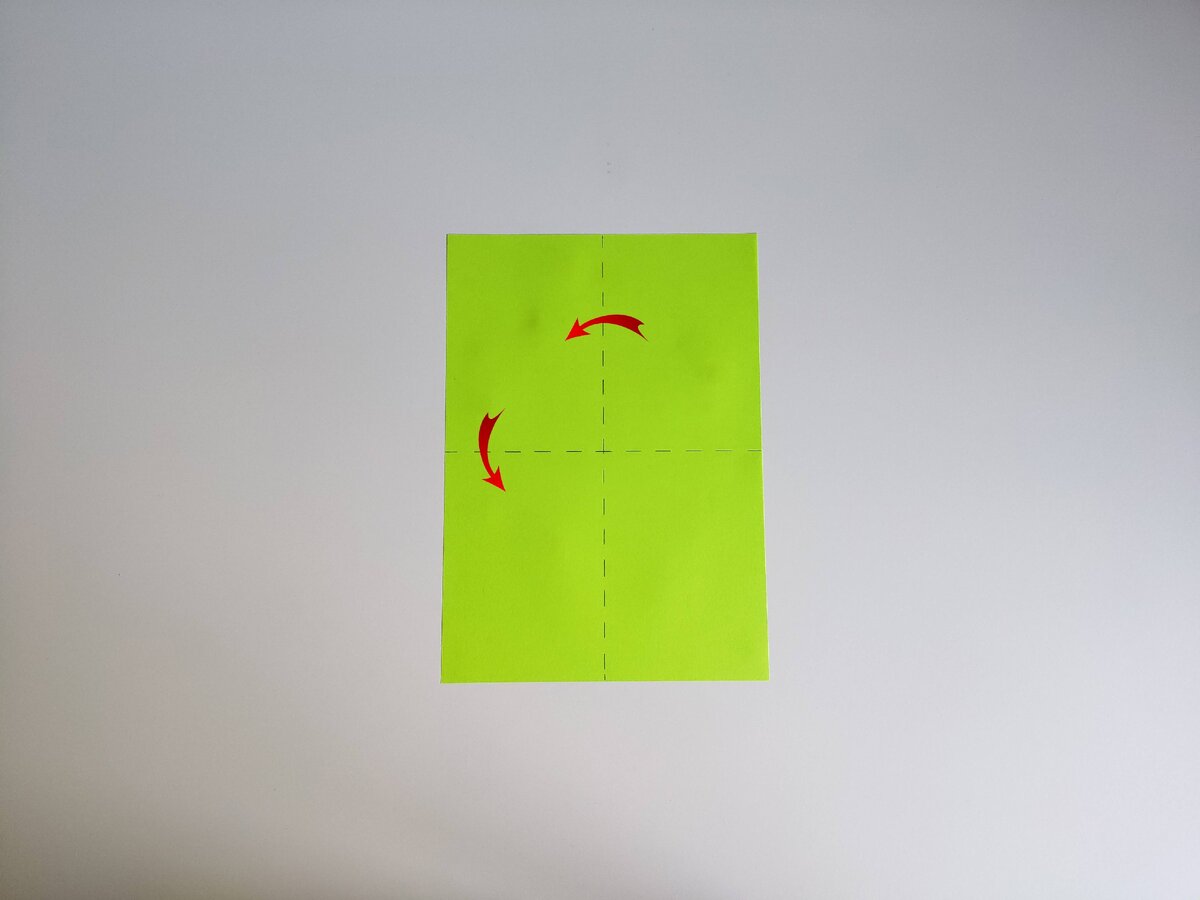 Сгибаем лист по центру вдоль и поперек листа, и потом разгибаем обратно. Эти линии нам понадобятся для будущих шагов