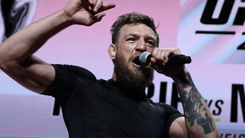 Бывший чемпион UFC в двух весовых категориях, Конор МакГрегор, рассказал о визите представителей Антидопингового агентства США, которые посетили его яхту, совершающую круиз по Средиземному морю. 
«Что за дела, UFC? Представители USADA прибыли сегодня утром на мою яхту для тестирования. Я в отставке, ребята! Но так уж и быть – я позволил им провести проверку. У меня по-прежнему все натуральное», - написал МакГрегор в Твиттер.

Заодно ирландец отметился оскорбительным высказыванием в адрес своего бывшего соперника Нейта Диаса, с которым периодически грозится завершить трилогию.

«Захимиченная крысиная башка Нейт Диас», - добавил он.

Отметим, что представители USADA посетили Конора МакГрегора одновременно с заявлением Дастина Порье, сообщившего о том, что его бой с Тони Фергюсоном на UFC 254 не состоится. Вероятно, здесь можно было бы усмотреть некую связь, если бы до номерного мероприятия, запланированного на 24 октября, оставалось не так мало времени.

Тем не менее, сам факт того, что МакГрегор все еще находится в пуле тестирования USADA и рейтингах UFC говорит о том, что на самом деле ирландец не завершил профессиональную карьеру и в ближайшие полгода рассчитывает вернуться в октагон.
