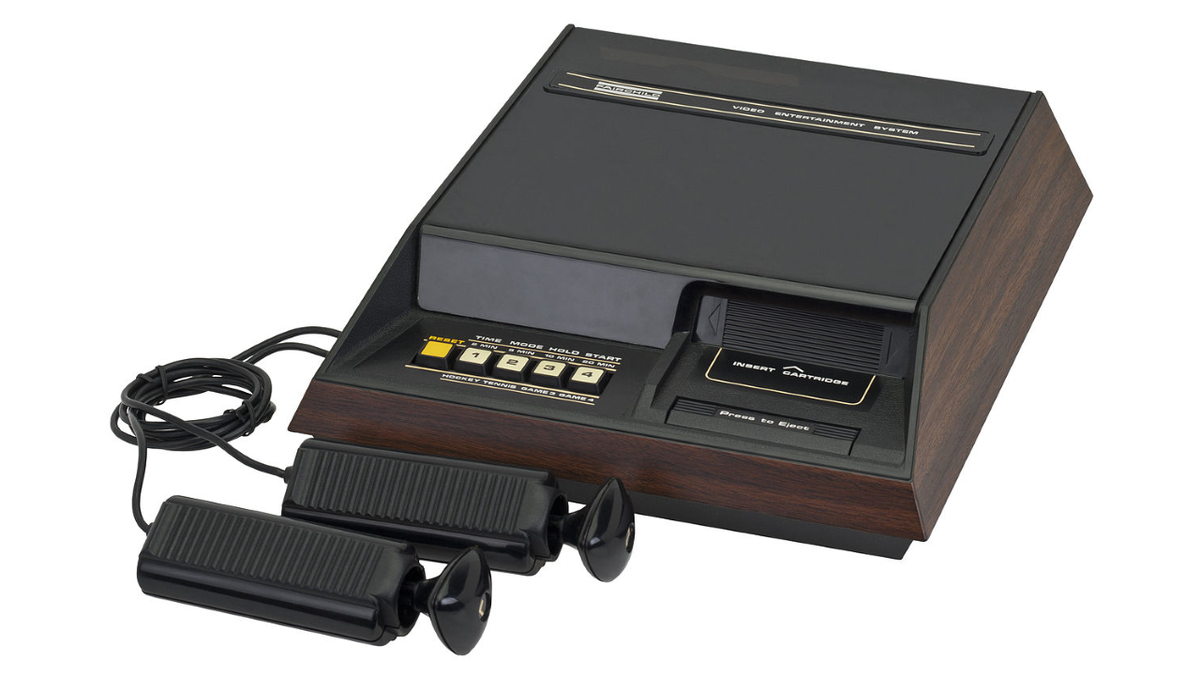 Обратите внимание на очень необычные джойстики консоли.