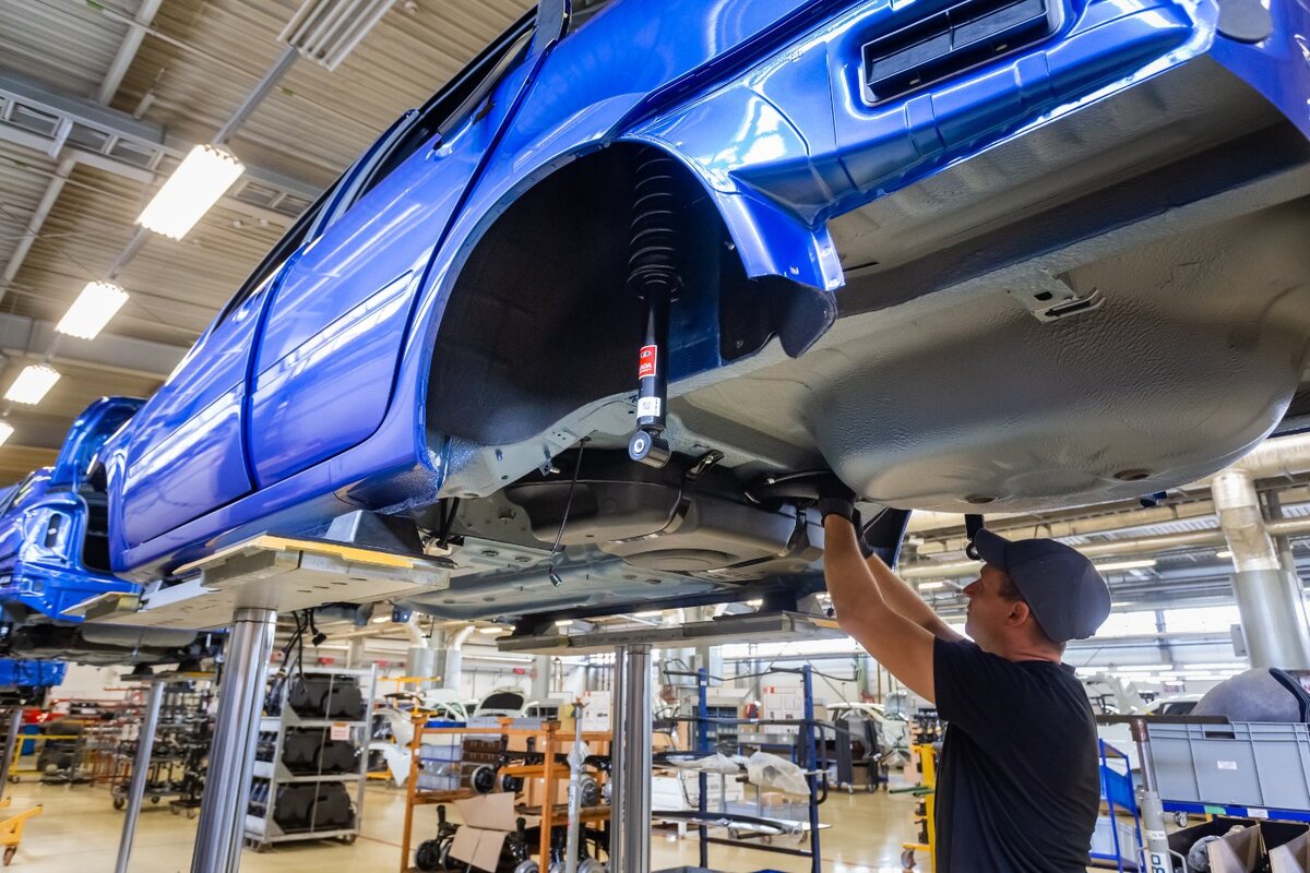 Сборка Lada Granta Drive Active. АвтоВАЗ - единственный завод легковушек, который сумел пережить развал СССР, все кризисы и не потерять себя (Иллюстрация Dmitry Racer) 