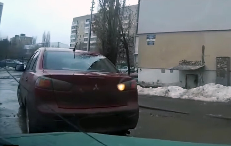 Типовая подстава когда находящийся впереди автомобиль сдает задним ходом а потом обвиняет, что вы его "догнали"