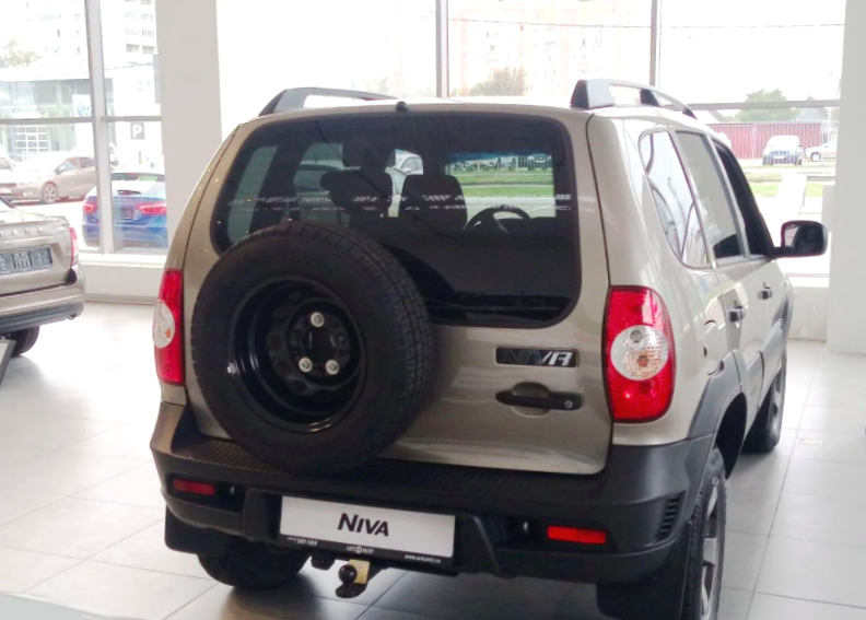 Сзади установлен фаркоп.