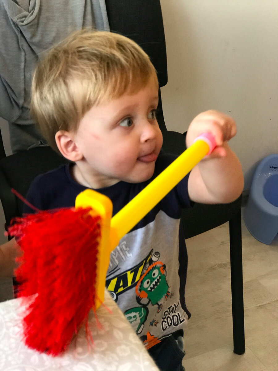 Малыши склонны повторять действия за родителями. Иван уже пытается мыть пол и мести своей крохотной метлой, вынимает и закладывает бельё в стиральную машину и подаёт мне мокрое бельё из таза, чтобы я повесила. Стоит мне стать к утюгу, сын уже несёт чистое, но неглаженное бельё. Помощник! 