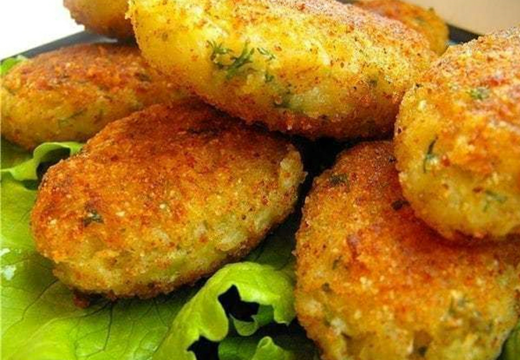 Приготовьте на ужин необычное блюдо из капусты. Это очень вкусно! Мы не будем шинковать,мы будем делать фарш), капустный!   Нам понадобится: капуста средняя,лук репчатый 1 шт,мука 0,5 стакана,крупа манная 0,5 стакана, чеснок 2 зубчика, зелень ( я использую укроп),соль/перец по вкусу. Растительное масло для жарки, панировочные сухари.        Приготовление: разрежем капусту на 4 части и приварим её,минут 8-10.  Откинем на дуршлаг, дадим немного остыть. Пропустить капусту через мясорубку,отжать чтоб ушла лишняя жидкость. Лук натереть на мелкой тёрке, чеснок пропустить через пресс. Добавить к капусте.  Так же добавить мелко резанный укроп,муку и манку. Посолить и поперчить по вкусу. Сформировать котлетки,обвалять их в панировке и обжарить на растительном масле до золотистого цвета. Подавать со сметаной. Приятного вам аппетита! Готовьте с удовольствием!