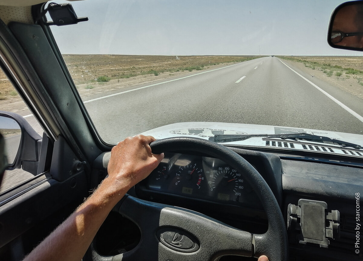 Если что, то это дорога на Мангышлак. Температура воздуха за бортом +45. Едем быстро, чтобы не жарко было. Однако, сальники все-таки плавятся.