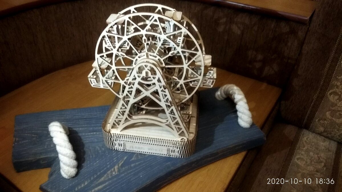 Это деревянный набор-конструктор, он заводится ключиком и все вертится