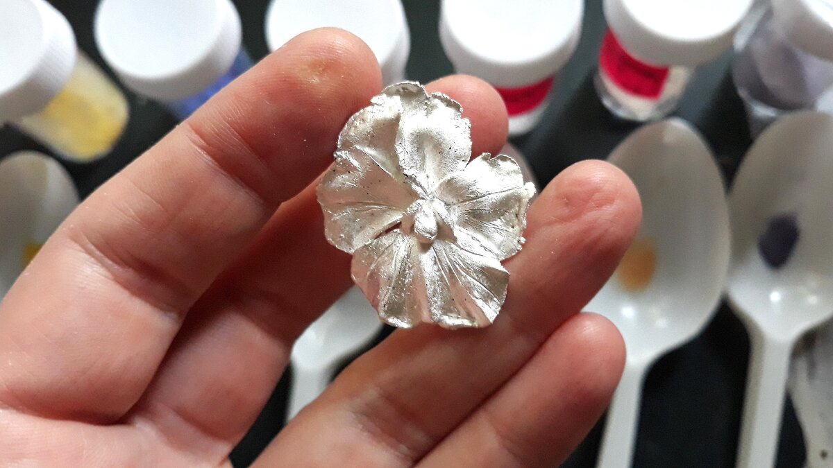 цветок, вылепленный из металлической глины