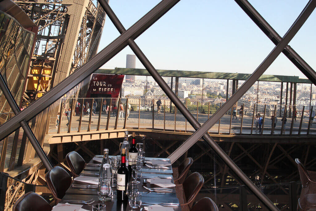 Этажи эйфелевой башни. Ресторан 58 Tour Eiffel. Эйфелева башня ресторан Жюль Верн. Ресторан на Эйфелевой башне в Париже. Ресторан Жюль Верн на Эйфелевой башне.